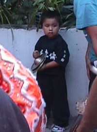 Bastián (4 años), nuestro más joven compañero, tocando los platillos junto a la banda