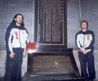 Profs. Raúl y Marcel Toutin junto a la placa conmemorativa